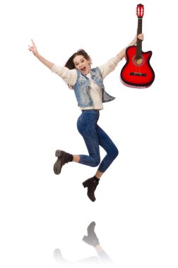 Gitarlı, beyaz tenli, gülümseyen kız.