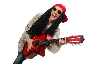 Kadın gitarist beyaz üzerine izole