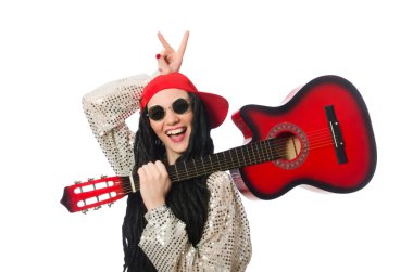 Kadın gitarist beyaz üzerine izole