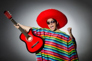 Adam kırmızı sombrero gitar çalmak