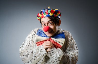 Karanlık arka planda komik palyaço