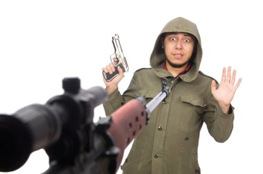 Silahlı bir adam beyazın üzerinde izole edilmiş.