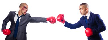 İki işadamı beyazlar arasında boks yapıyor.