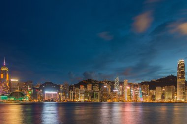 Gün batımında Hong Kong manzarası
