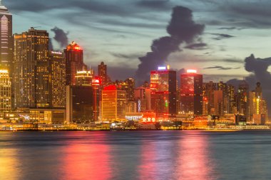 Gün batımında Hong Kong manzarası