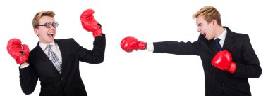 İki işadamı beyazlar arasında boks yapıyor.