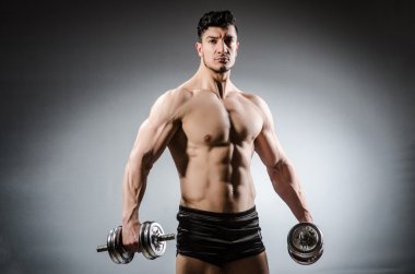 kas yırtık vücut geliştirmeci dumbbells ile