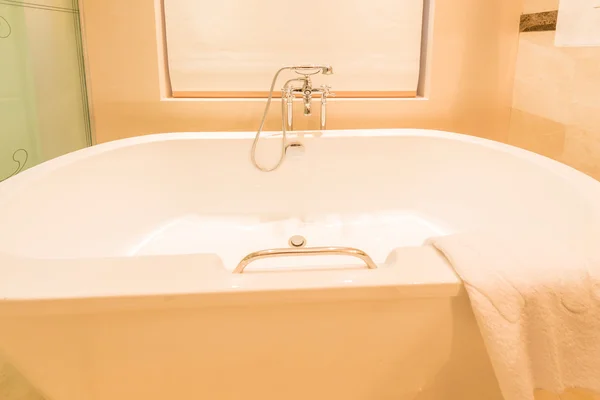 Moderno baño interior con bañera — Foto de Stock