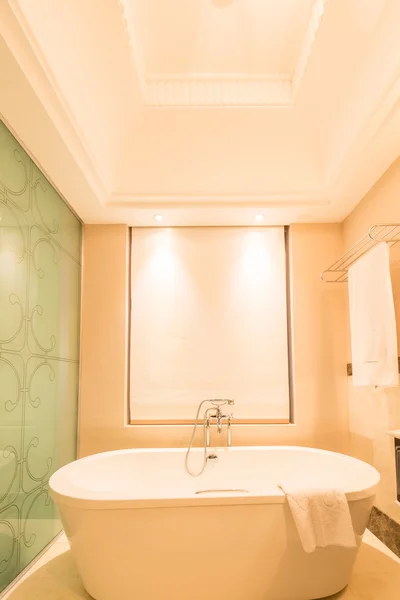 Εσωτερικό μοντέρνο μπάνιο με μπανιέρα — Φωτογραφία Αρχείου