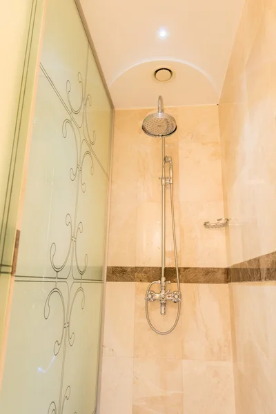 Moderno baño interior con bañera — Foto de Stock