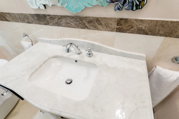 Moderno lavabo elegante en baño — Foto de Stock