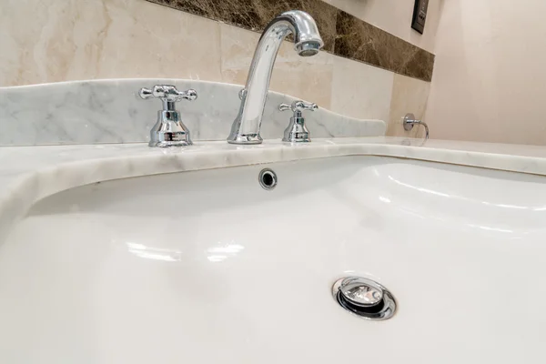 Moderno lavabo elegante en baño — Foto de Stock