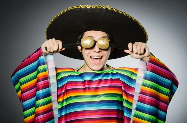 Grappige Mexicaanse zingen in karaoke — Stockfoto