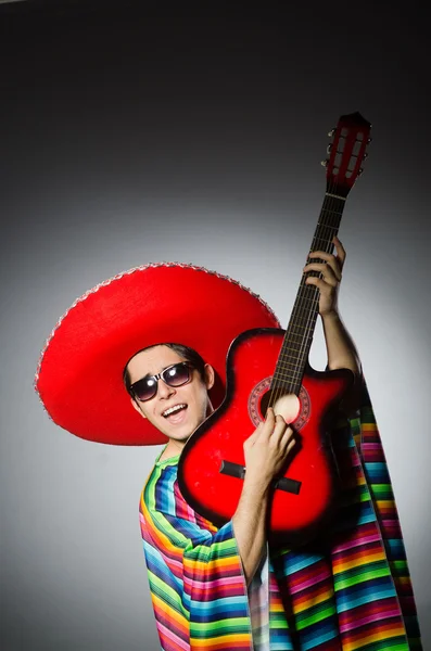 Uomo in sombrero rosso che suona la chitarra — Foto Stock