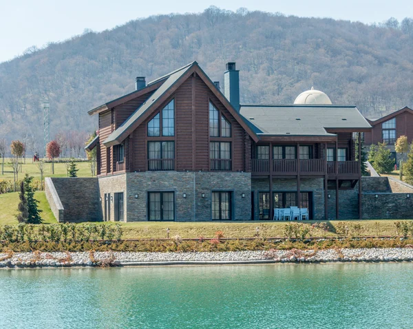 Maison moderne près de l'eau le jour lumineux — Photo