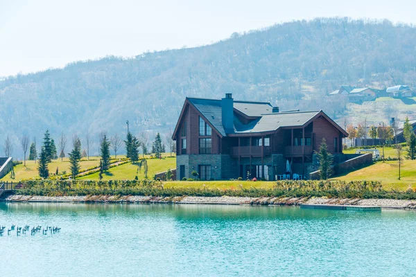 Casa moderna cerca del agua en día brillante —  Fotos de Stock