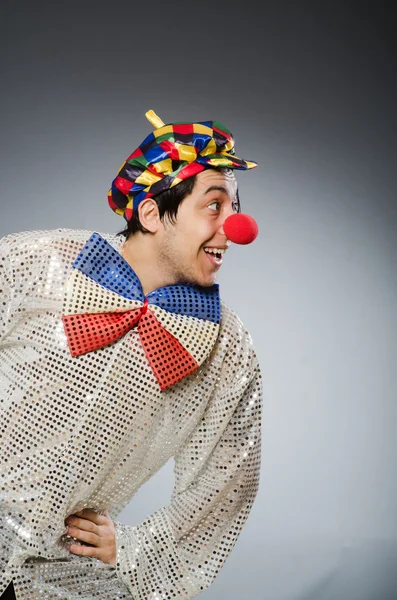 Clown divertente contro sfondo scuro — Foto Stock