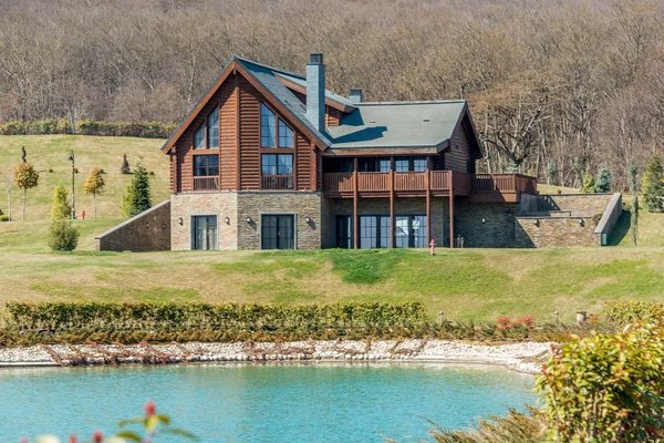 Casa moderna vicino all'acqua il giorno luminoso — Foto Stock