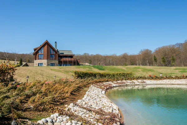 Modern huis in de buurt van water op heldere dag — Stockfoto