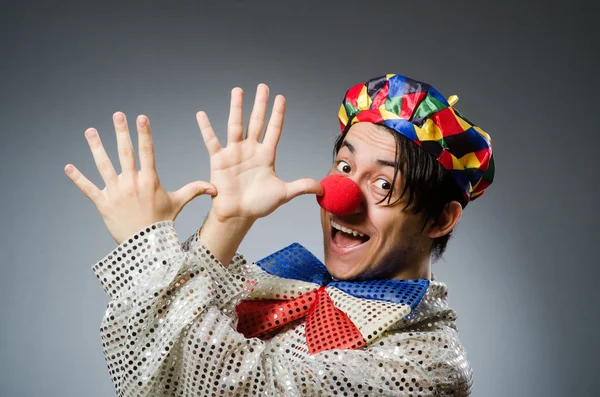 Grappige clown tegen donkere achtergrond — Stockfoto