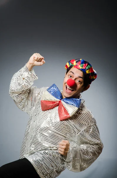 Grappige clown tegen donkere achtergrond — Stockfoto