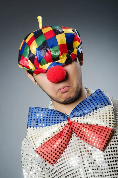 Lustiger Clown vor dunklem Hintergrund — Stockfoto