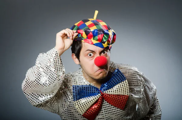 Zabawny clown na szarym tle — Zdjęcie stockowe