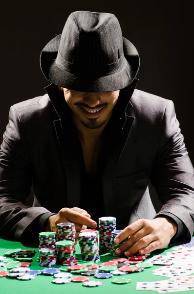 Чоловік грає в казино — стокове фото