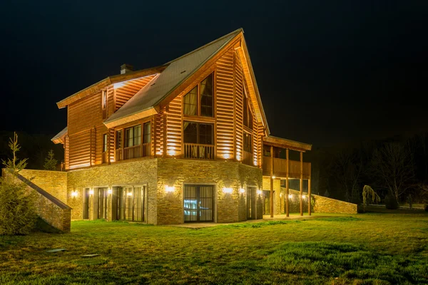 Bonita casa moderna durante las horas de noche — Foto de Stock