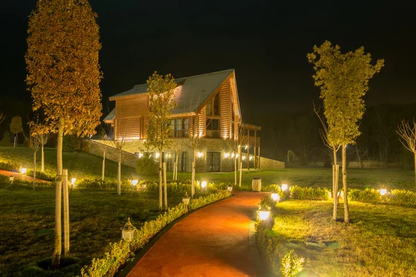 Schönes modernes Haus in den Abendstunden — Stockfoto