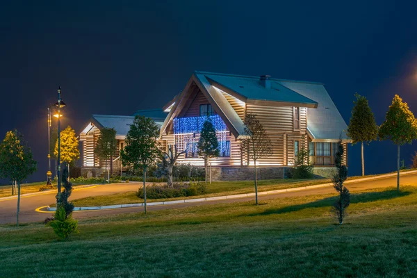 Mooi modern huis tijdens de avonduren — Stockfoto