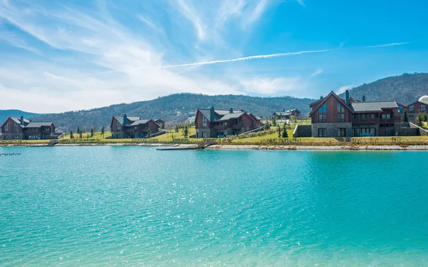 Casa moderna vicino all'acqua il giorno luminoso — Foto Stock