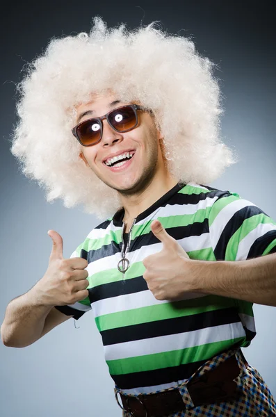 Homem engraçado com penteado afro contra o gradiente — Fotografia de Stock