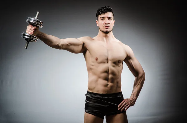 Gespierde geripte bodybuilder met halters — Stockfoto