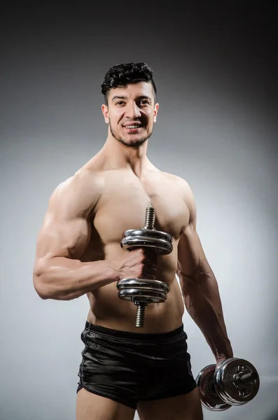 Gespierde geripte bodybuilder met halters — Stockfoto