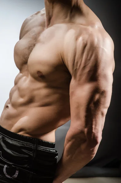 Muscular man posing — Stock Photo, Image