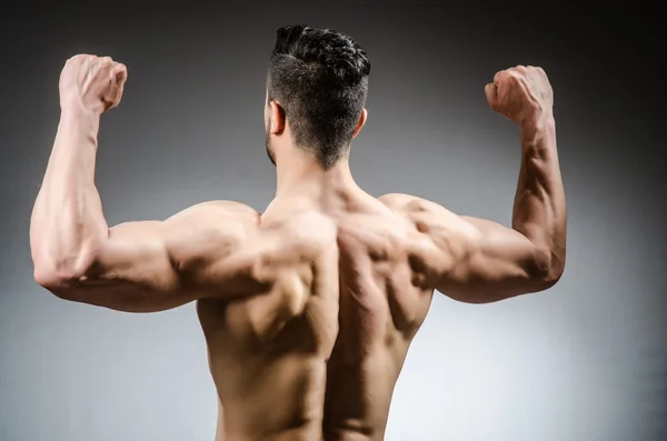 Hombre muscular posando —  Fotos de Stock
