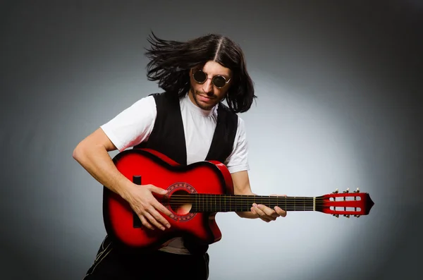 Man bär solglasögon och spela gitarr — Stockfoto
