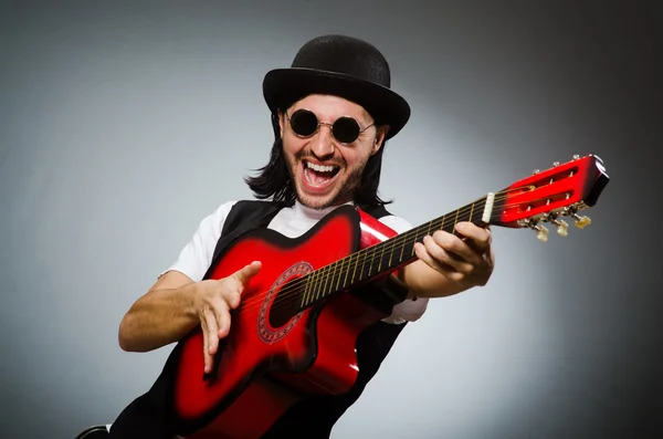 Homem usando óculos de sol e tocando guitarra — Fotografia de Stock