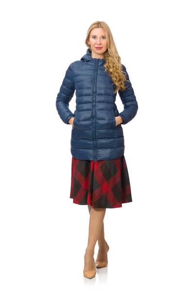 Красивая женщина модель в голубой куртке изолированы на белом