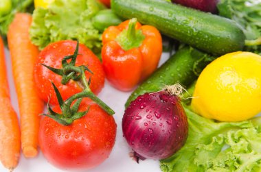 Karışık sebze üzerinde beyaz izole