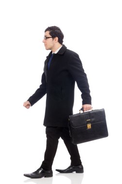 Elinde bavul tutan genç adam beyaz üzerinde izole edilmiş.