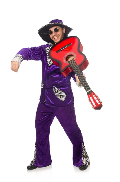 Man in grappige kleding bedrijf gitaar geïsoleerd op wit — Stockfoto