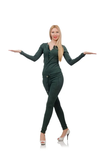 Mooie vrouw in groene kleding op wit wordt geïsoleerd — Stockfoto