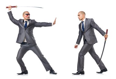 İki adam kılıçla beyaza saplandı.