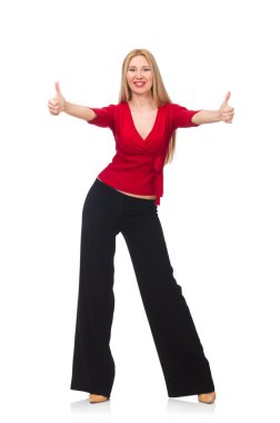 Alevli pantolonlu genç bir kadın, beyaz tenli.