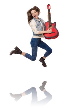 Gitarlı, beyaz tenli, gülümseyen kız.