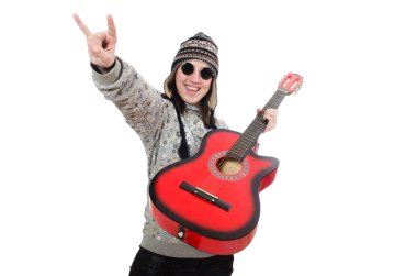 Gitarı elinde tutan iyimser genç kız beyazlar içinde soyutlanmış.