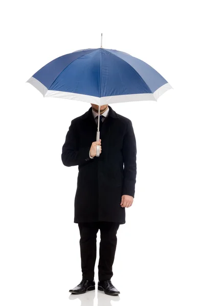 Mladý muž s deštníkem izolovaný na bílém — Stock fotografie