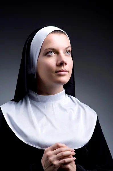 Jovem freira no conceito religioso — Fotografia de Stock